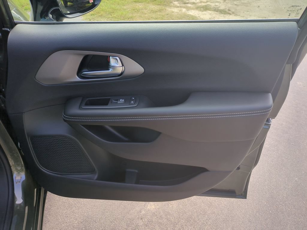 New 2027 Chrysler Pacifica Select FWD image 32