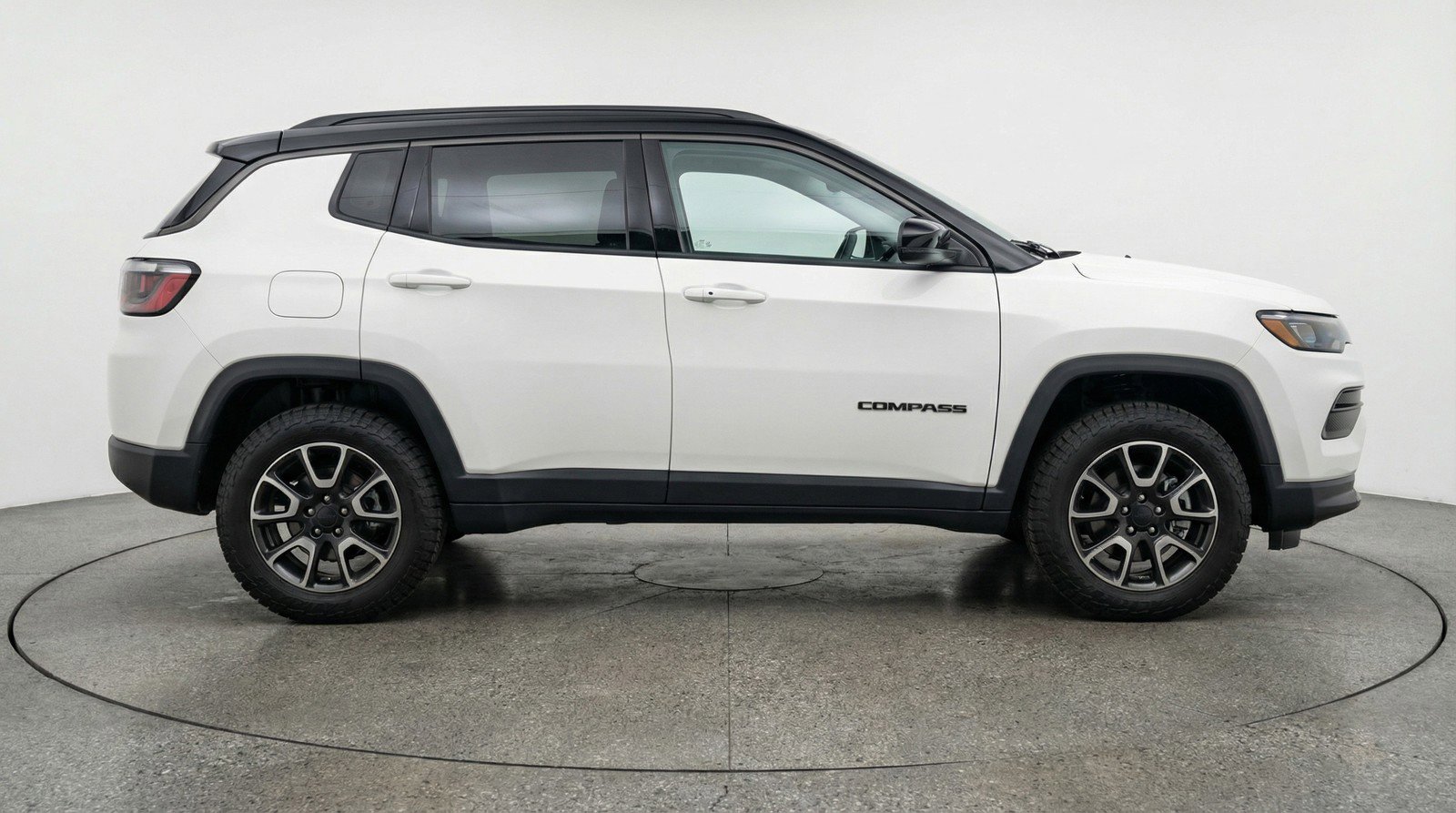 Used 2025 Jeep Compass Trailhawk image 11