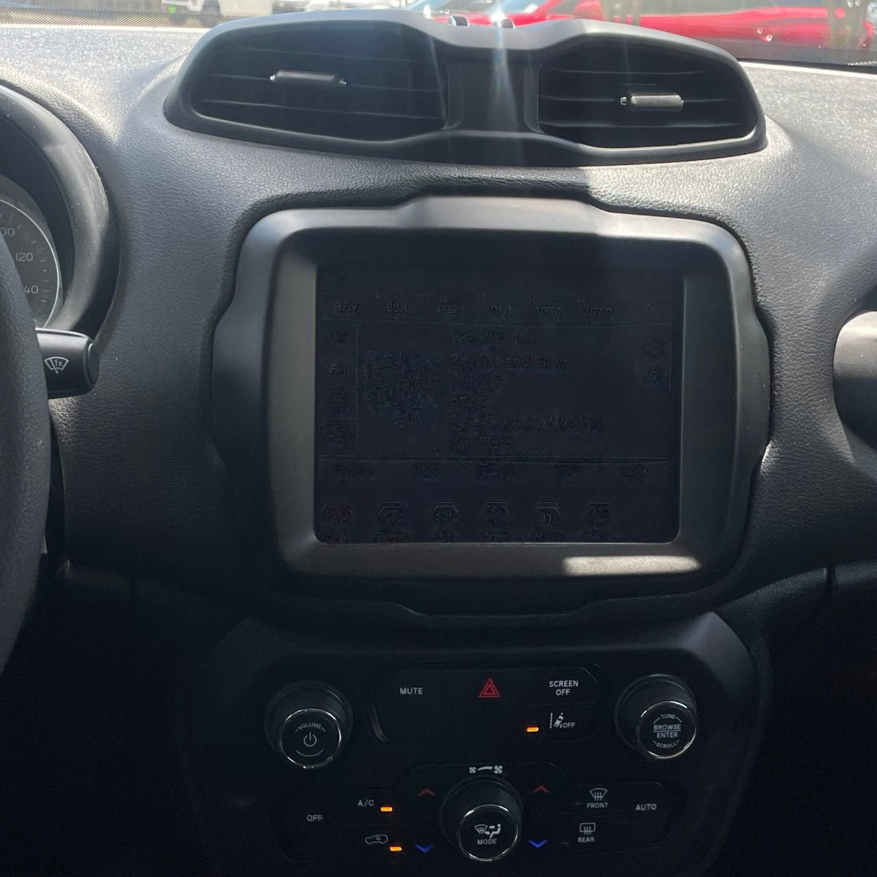 Used 2023 Jeep Renegade Latitude AWD/4WD image 17