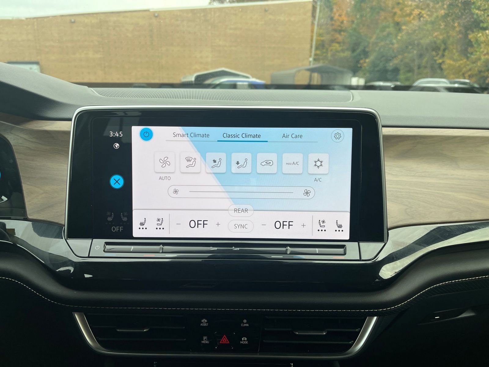 Used 2025 Volkswagen Atlas SE image 18