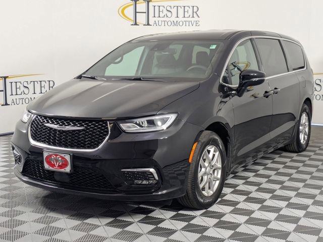 Used 2025 Chrysler Pacifica Select image 5