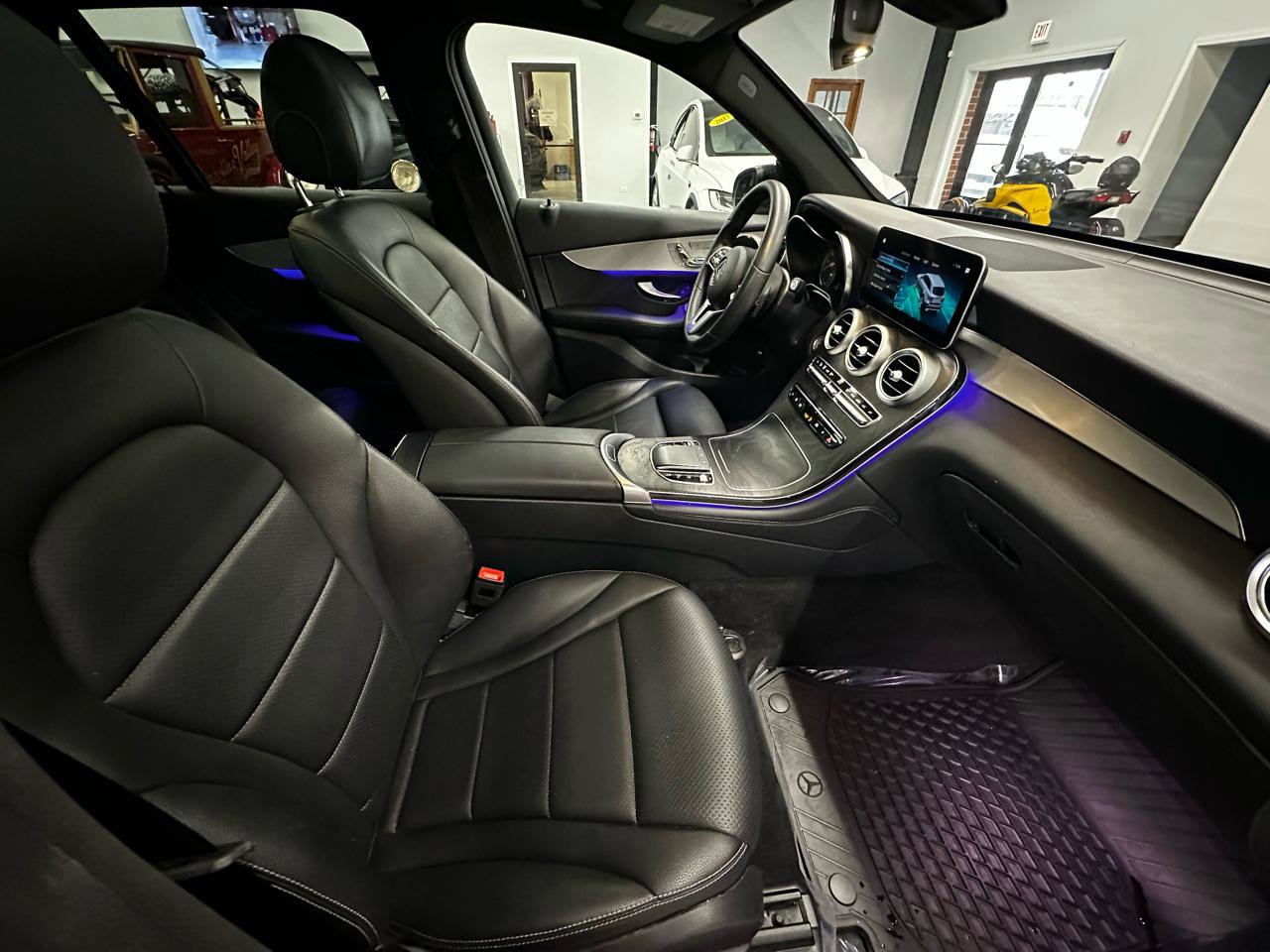 Used 2021 Mercedes-Benz GLC 300 4MATIC w/ Premium Package image 19