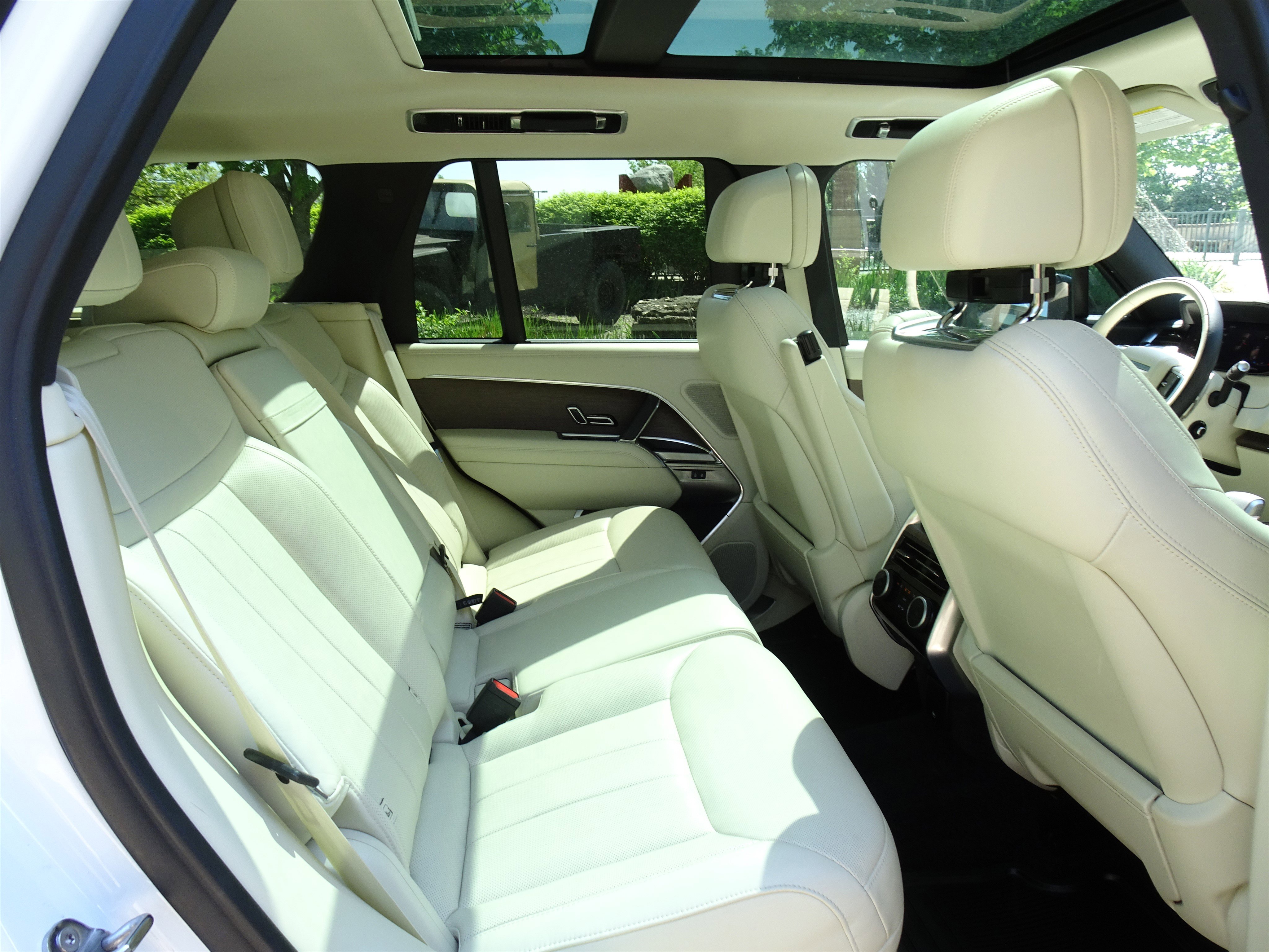 Certified 2025 Land Rover Range Rover SE AWD/4WD image 23