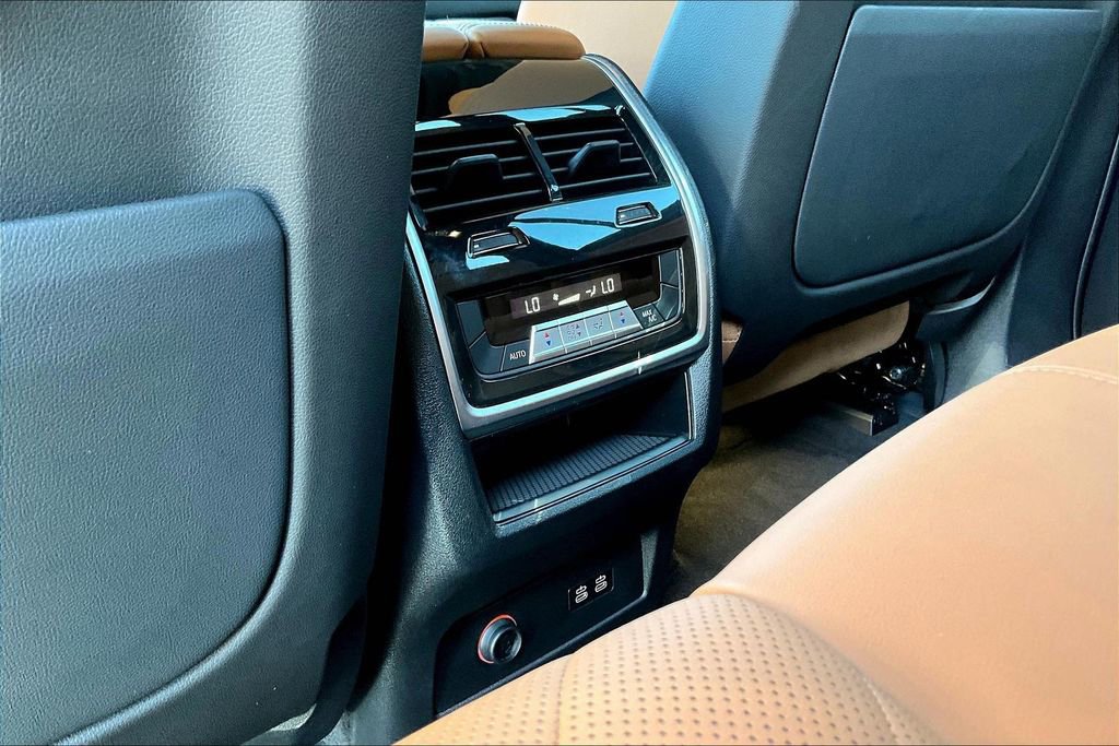 Used 2024 BMW X5 xDrive50e w/ Premium Package image 9