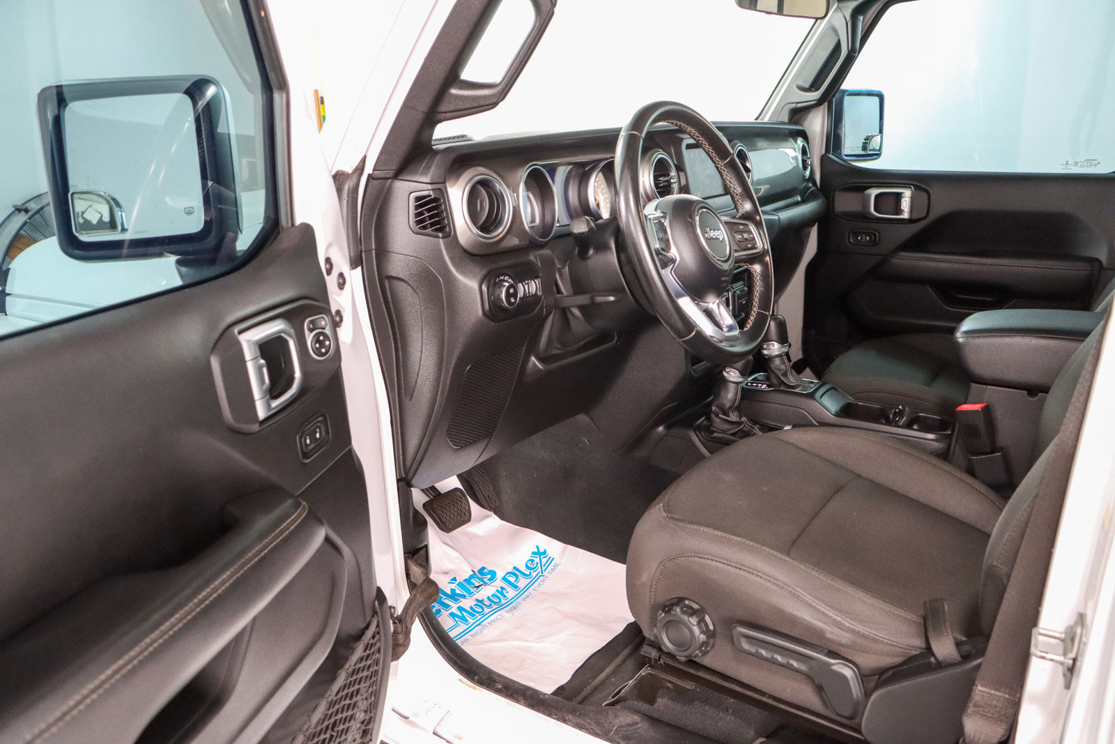 Used 2020 Jeep Gladiator Overland image 3