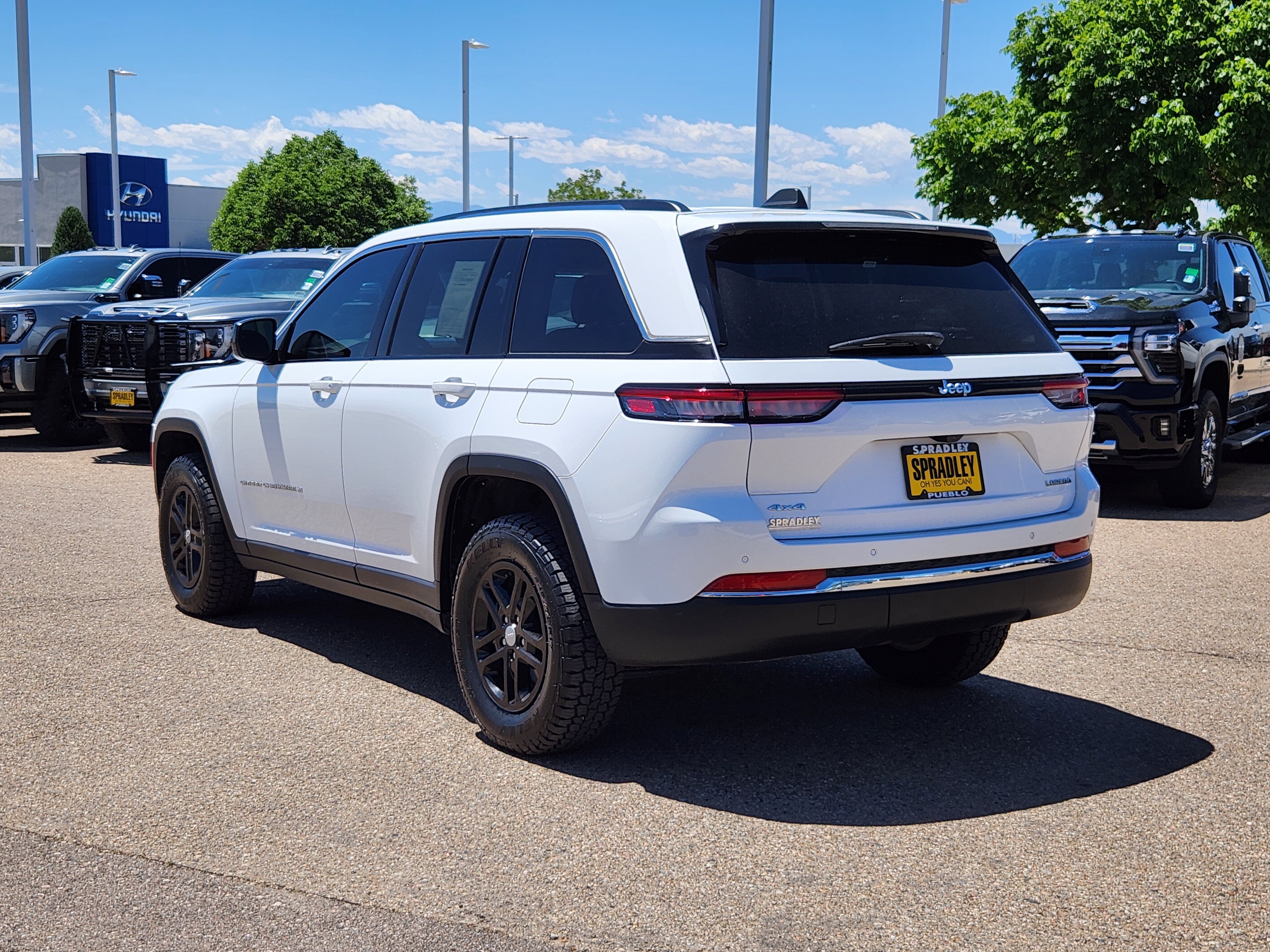 Used 2023 Jeep Grand Cherokee Laredo AWD/4WD image 3