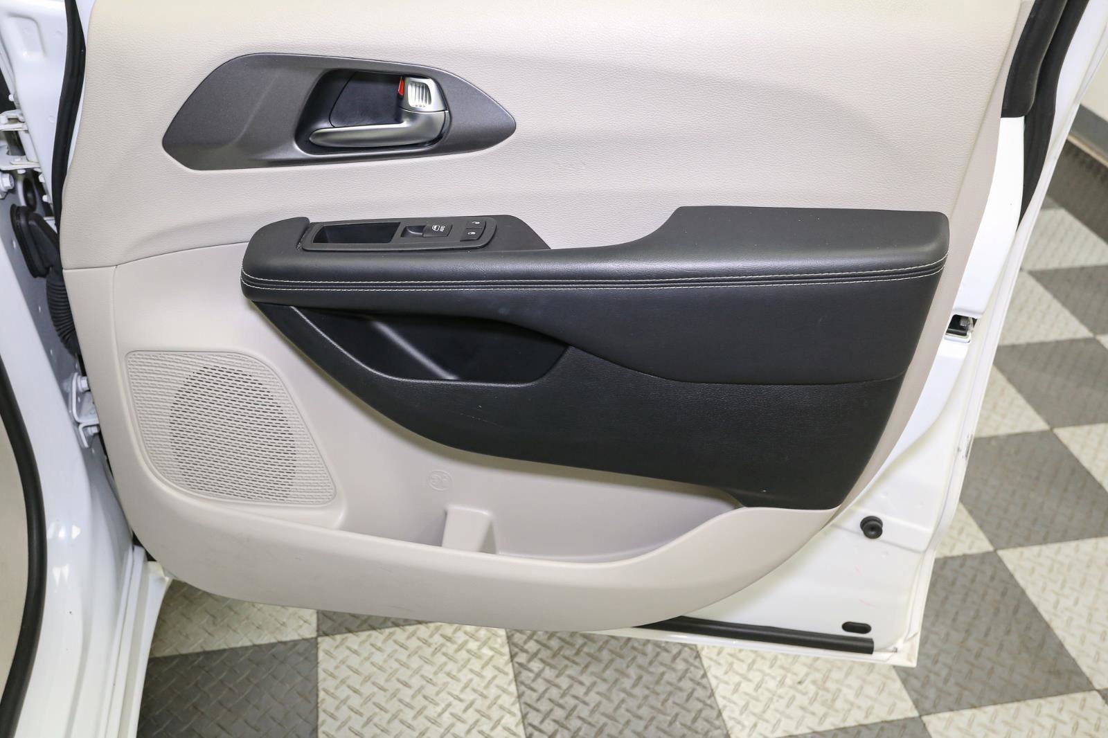 Used 2024 Chrysler Pacifica Touring-L image 19