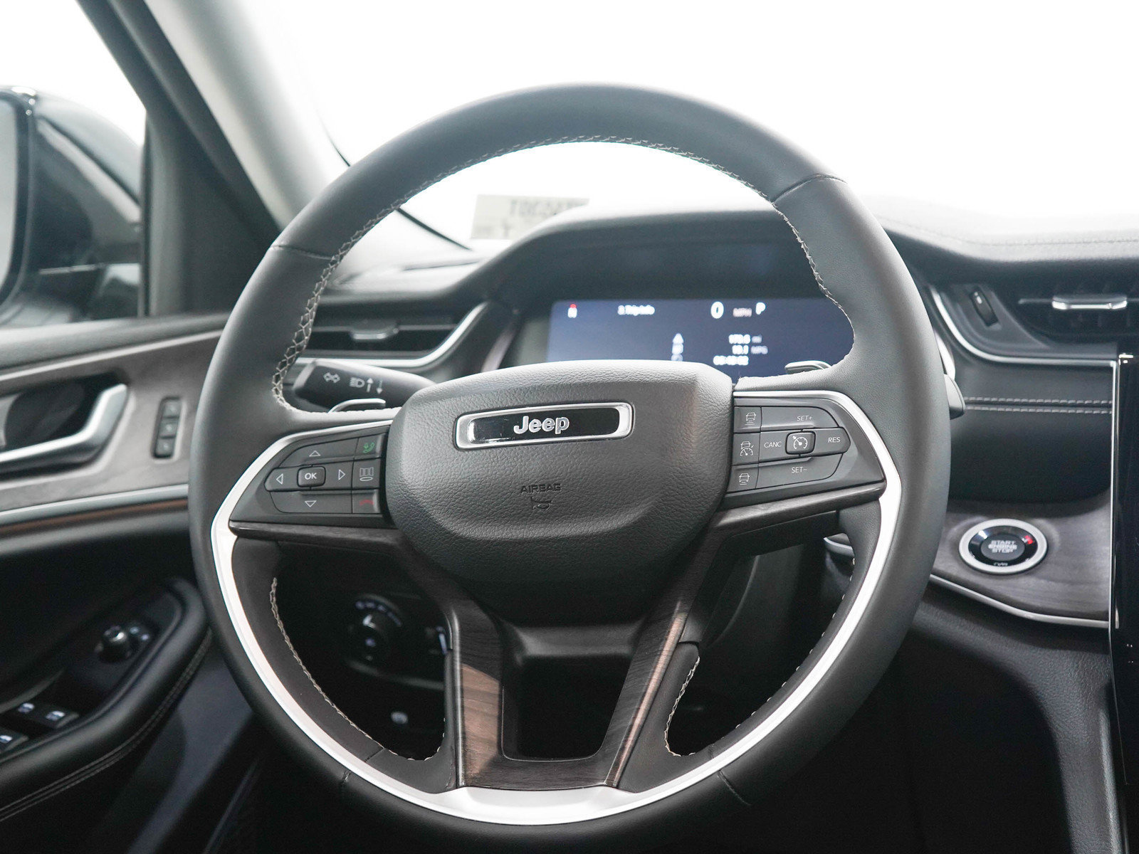 Used 2023 Jeep Grand Cherokee Limited AWD/4WD image 17