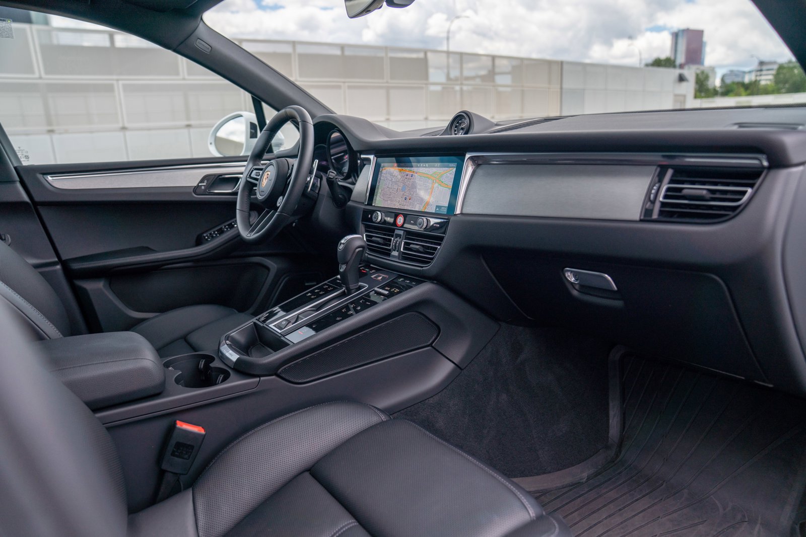 Certified 2026 Porsche Macan AWD/4WD image 26