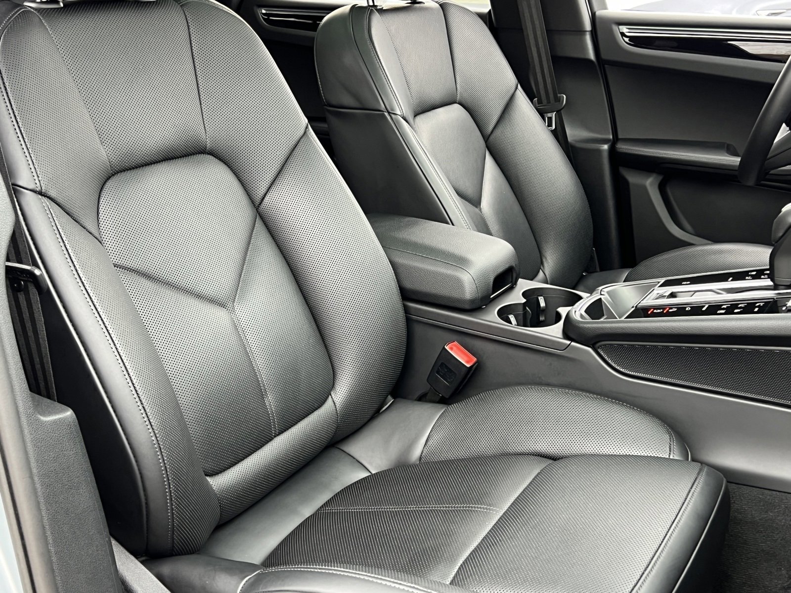 Certified 2025 Porsche Macan image 16