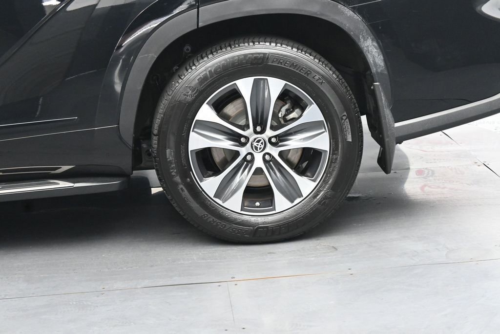 Used 2023 Toyota Highlander XLE AWD/4WD image 13