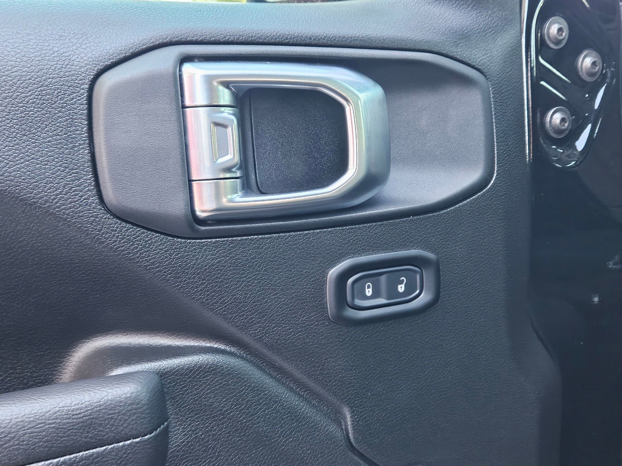 Used 2025 Jeep Wrangler Sport image 19