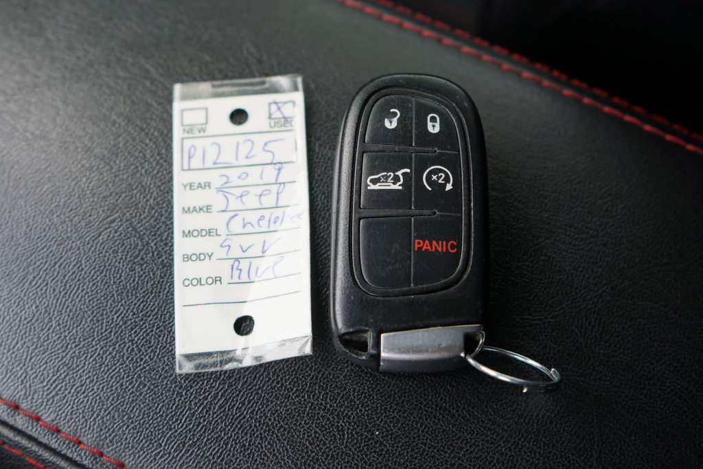 Used 2019 Jeep Cherokee Trailhawk AWD/4WD image 34