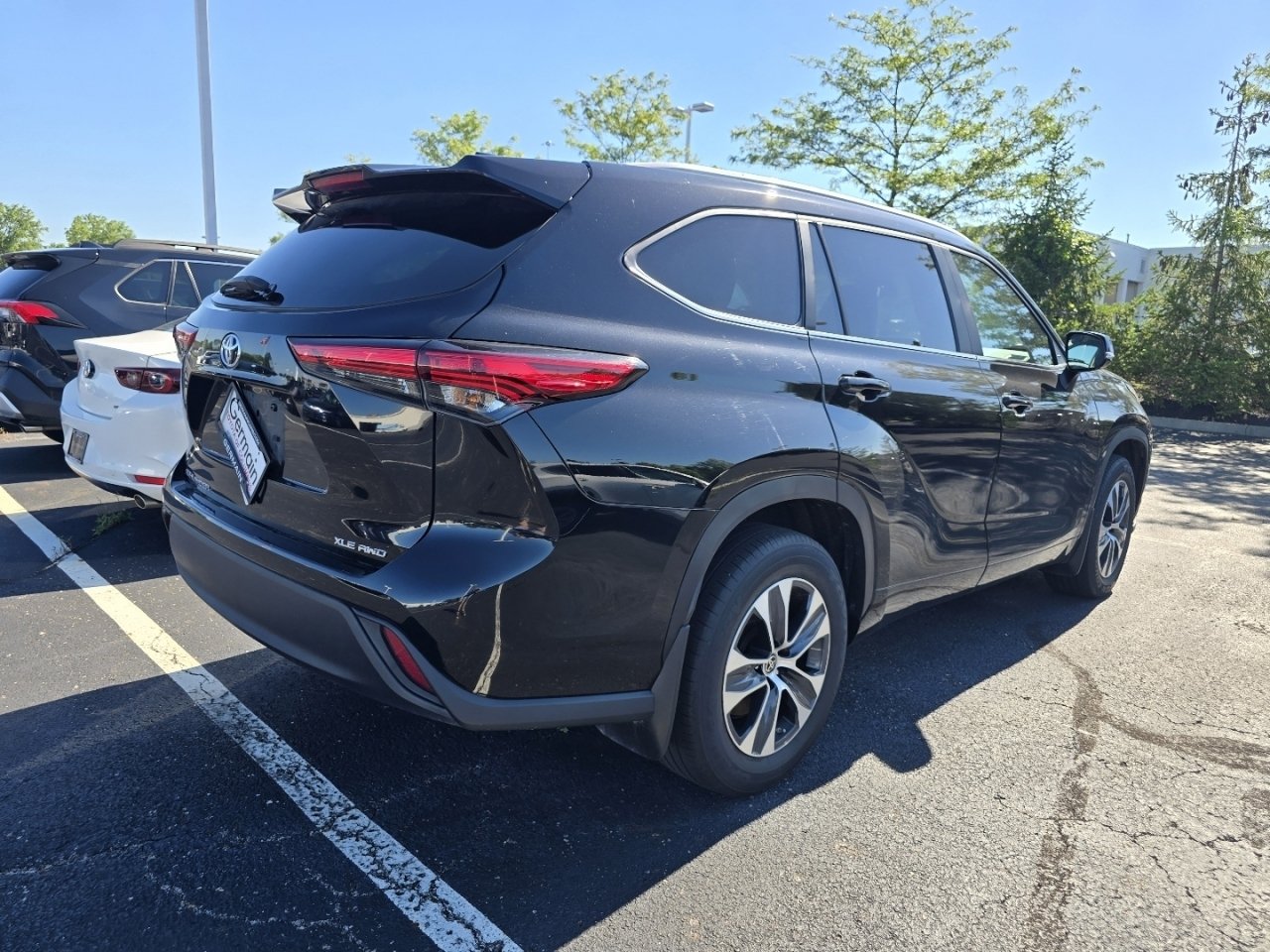 Used 2023 Toyota Highlander XLE AWD/4WD image 7