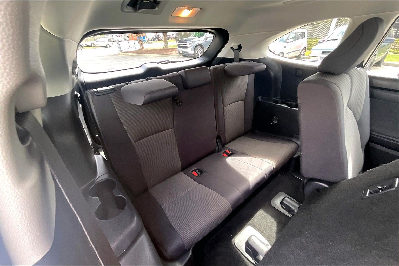 Used 2024 Toyota Highlander LE AWD/4WD image 32