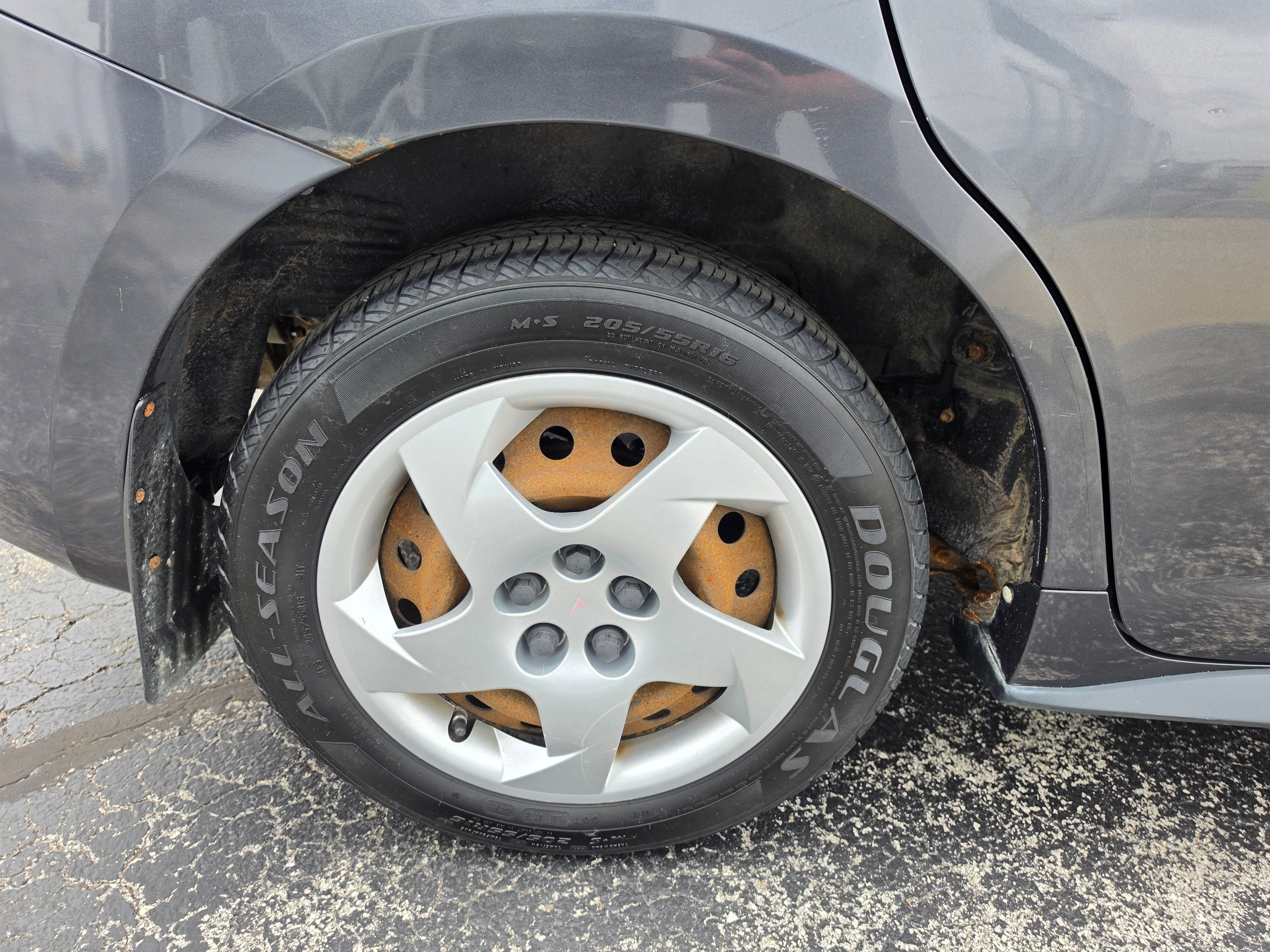 Used 2009 Pontiac Vibe w/ Preferred Package FWD image 14
