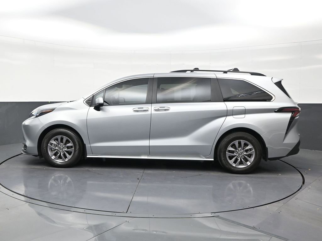 Used 2025 Toyota Sienna XLE image 2
