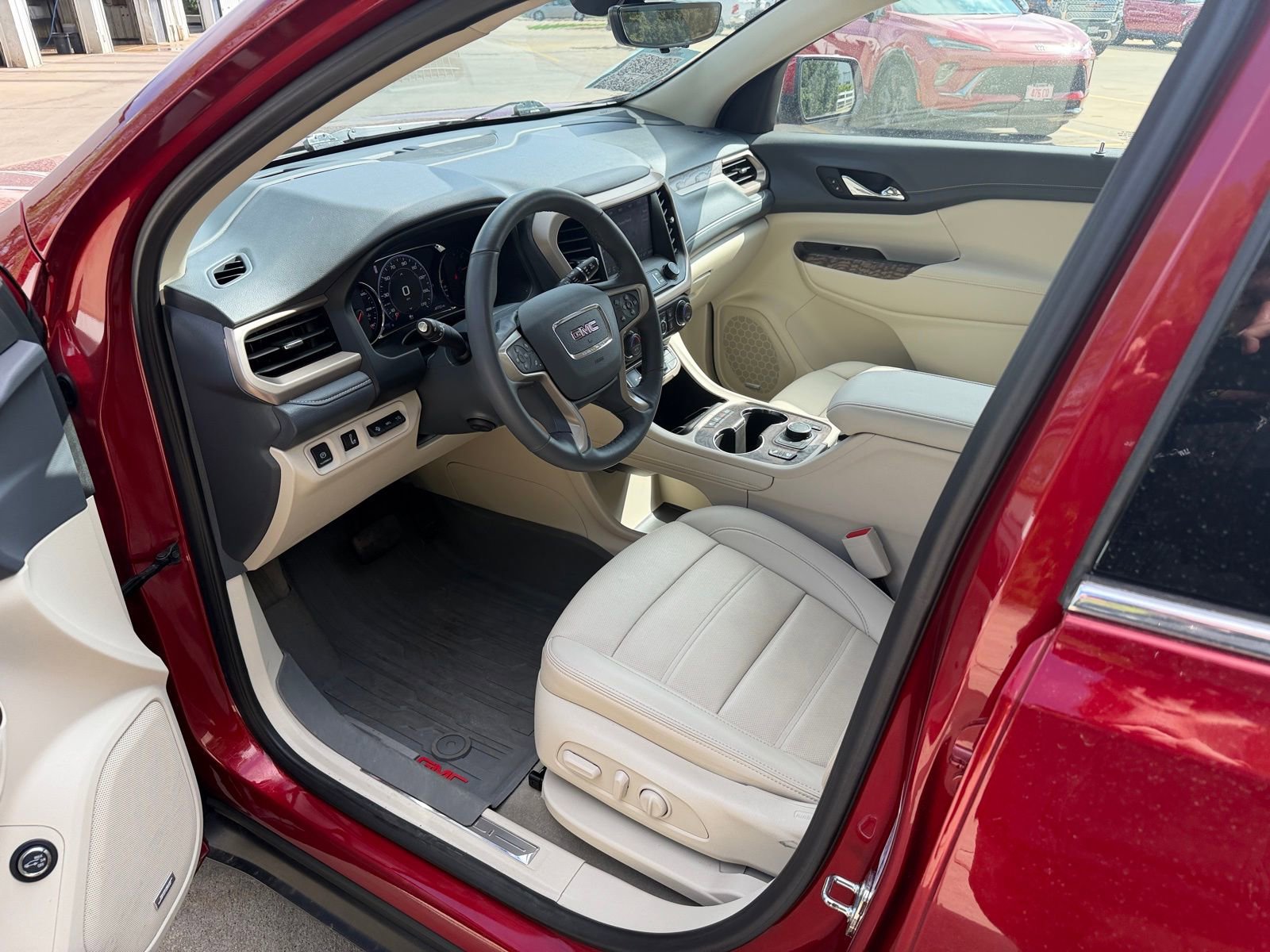 Used 2023 GMC Acadia Denali w/ Denali Ultimate Package AWD/4WD image 4