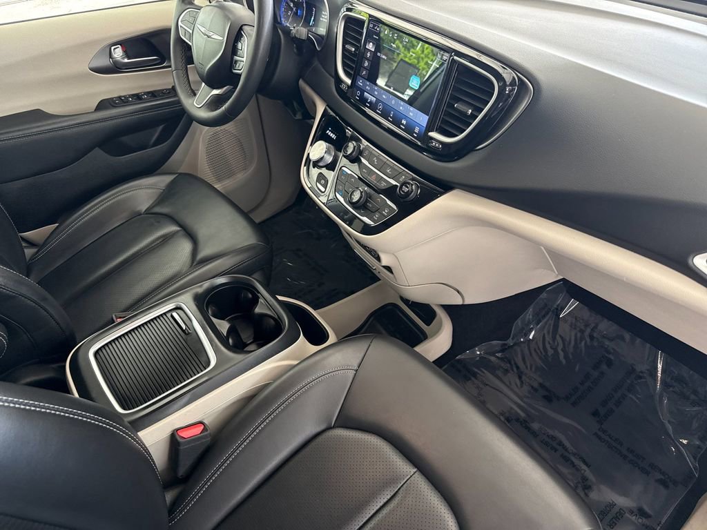 Used 2023 Chrysler Pacifica Touring-L FWD image 16
