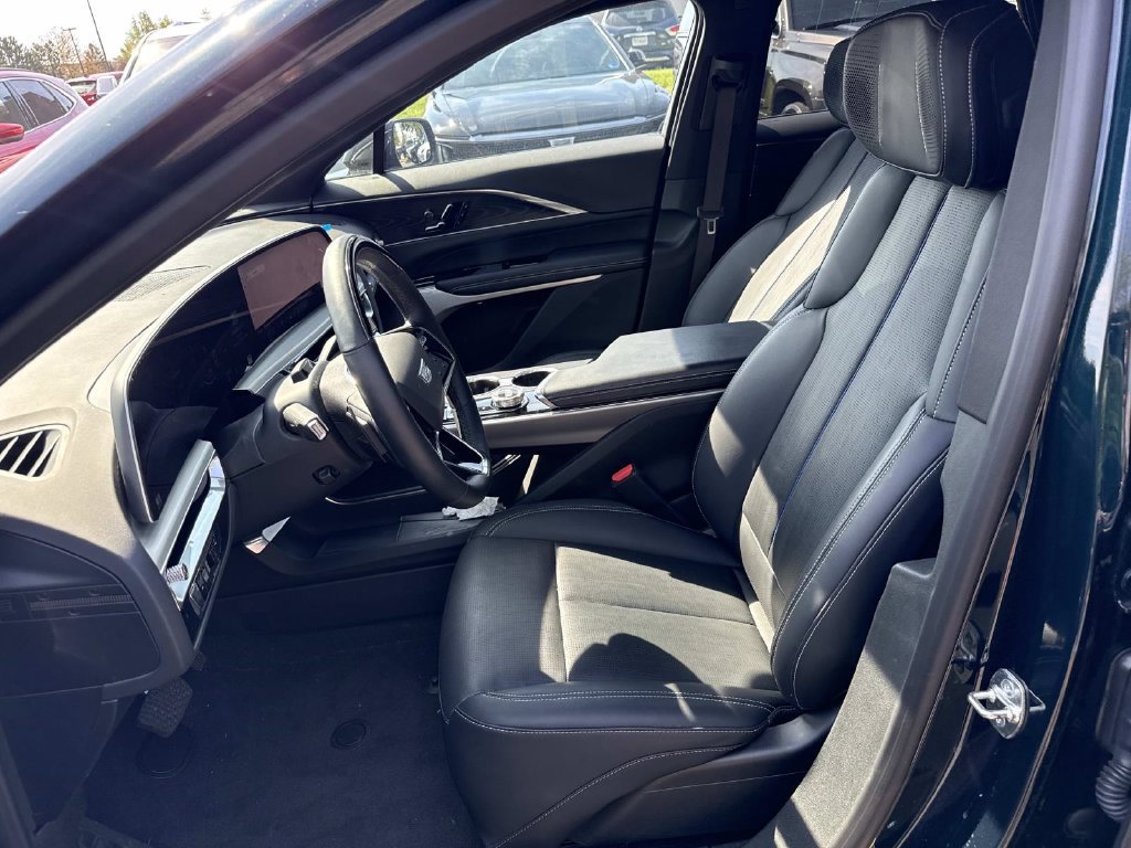 Used 2024 Cadillac Lyriq Luxury AWD/4WD image 6