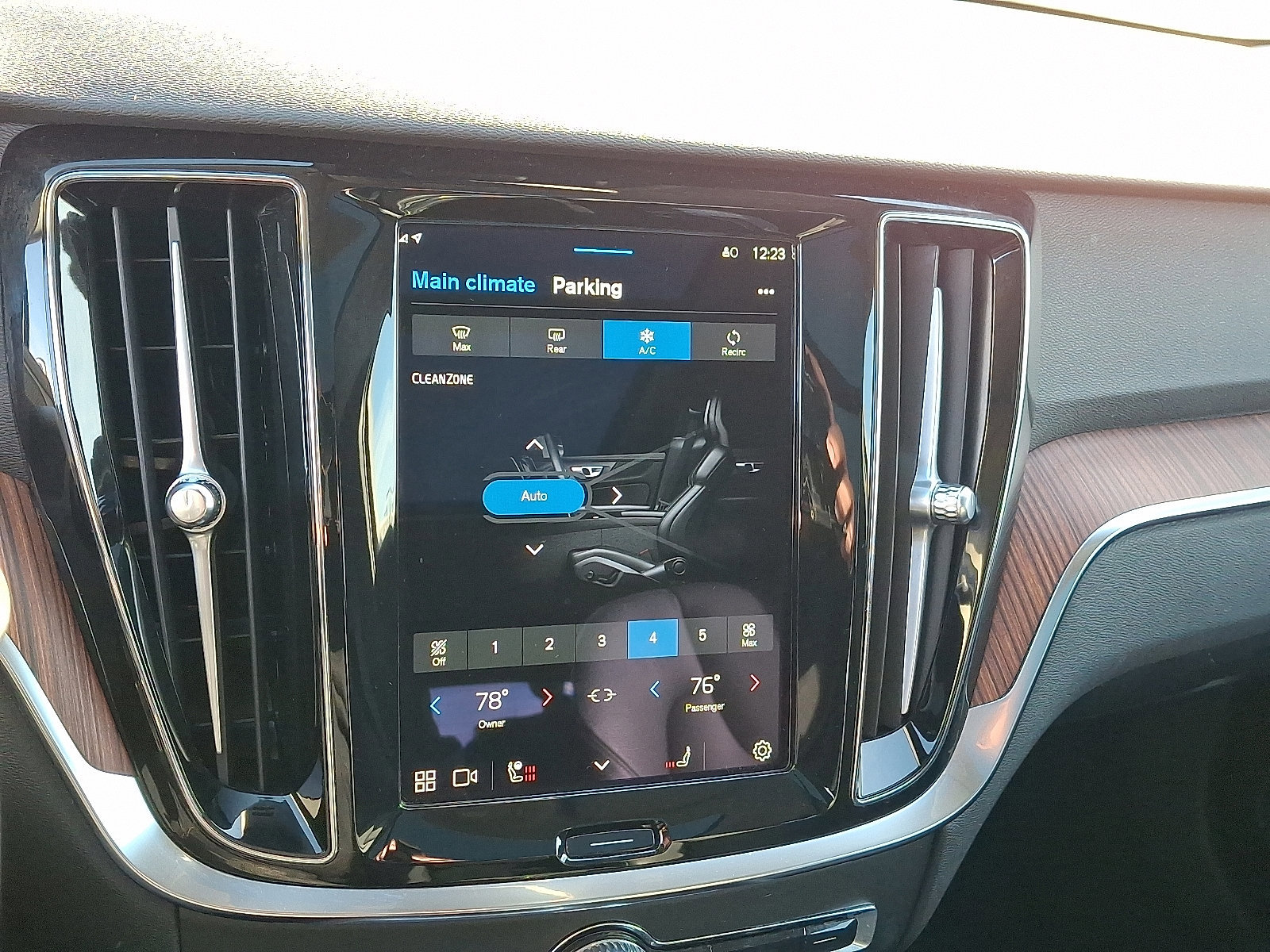 Used 2024 Volvo V60 B5 Cross Country Plus w/ Protection Package Premier image 18