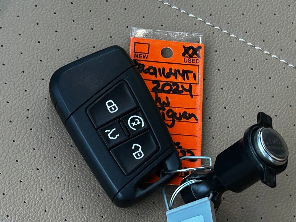 Used 2024 Volkswagen Tiguan SE image 55