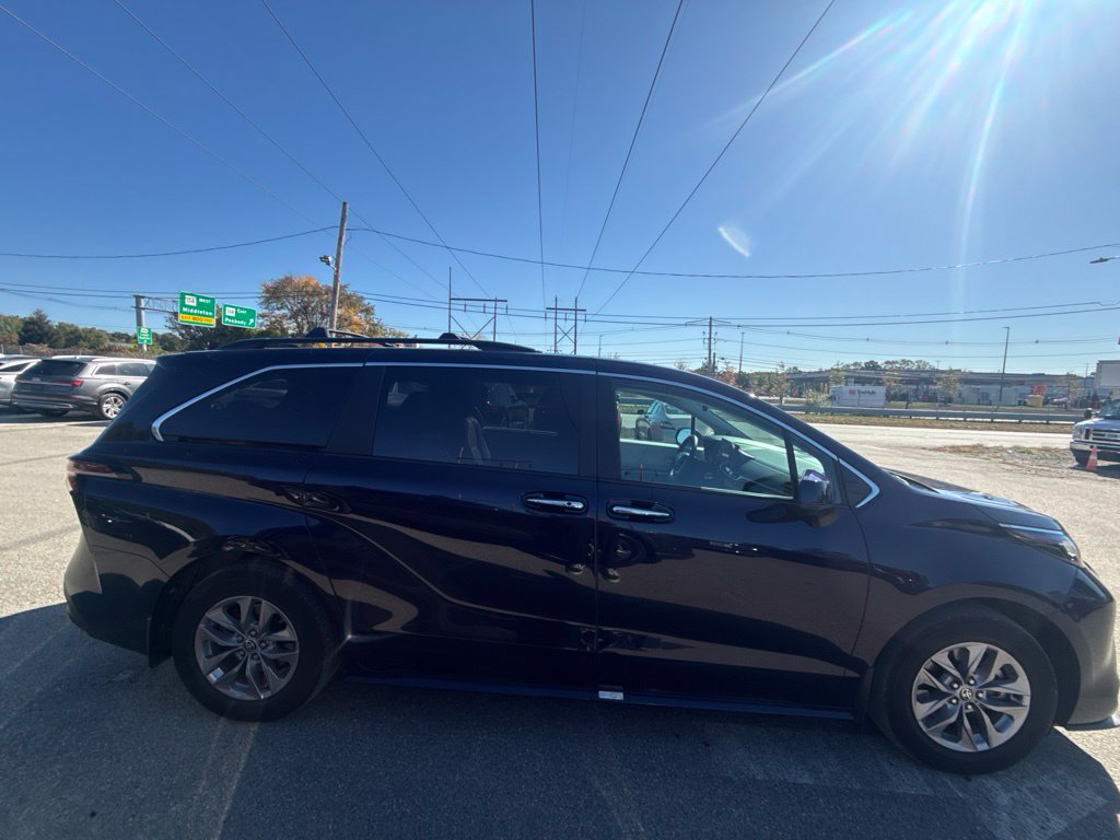 Used 2025 Toyota Sienna XLE w/ XLE Plus Package AWD/4WD image 5