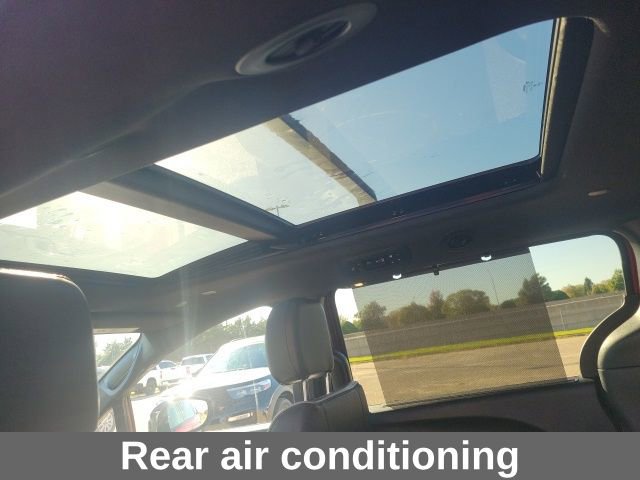 Used 2025 Chrysler Pacifica Limited image 5