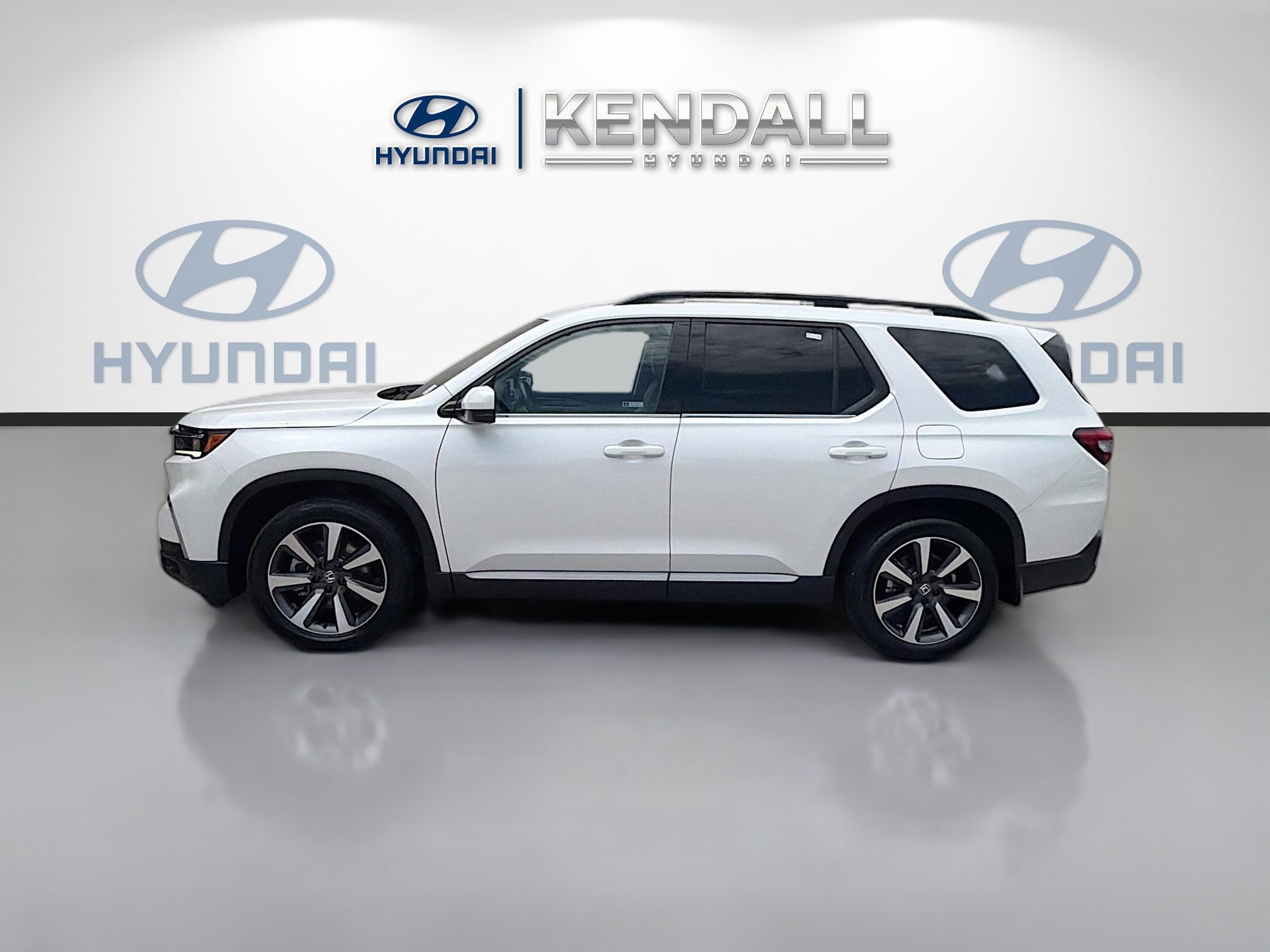 Used 2025 Honda Pilot Touring image 4