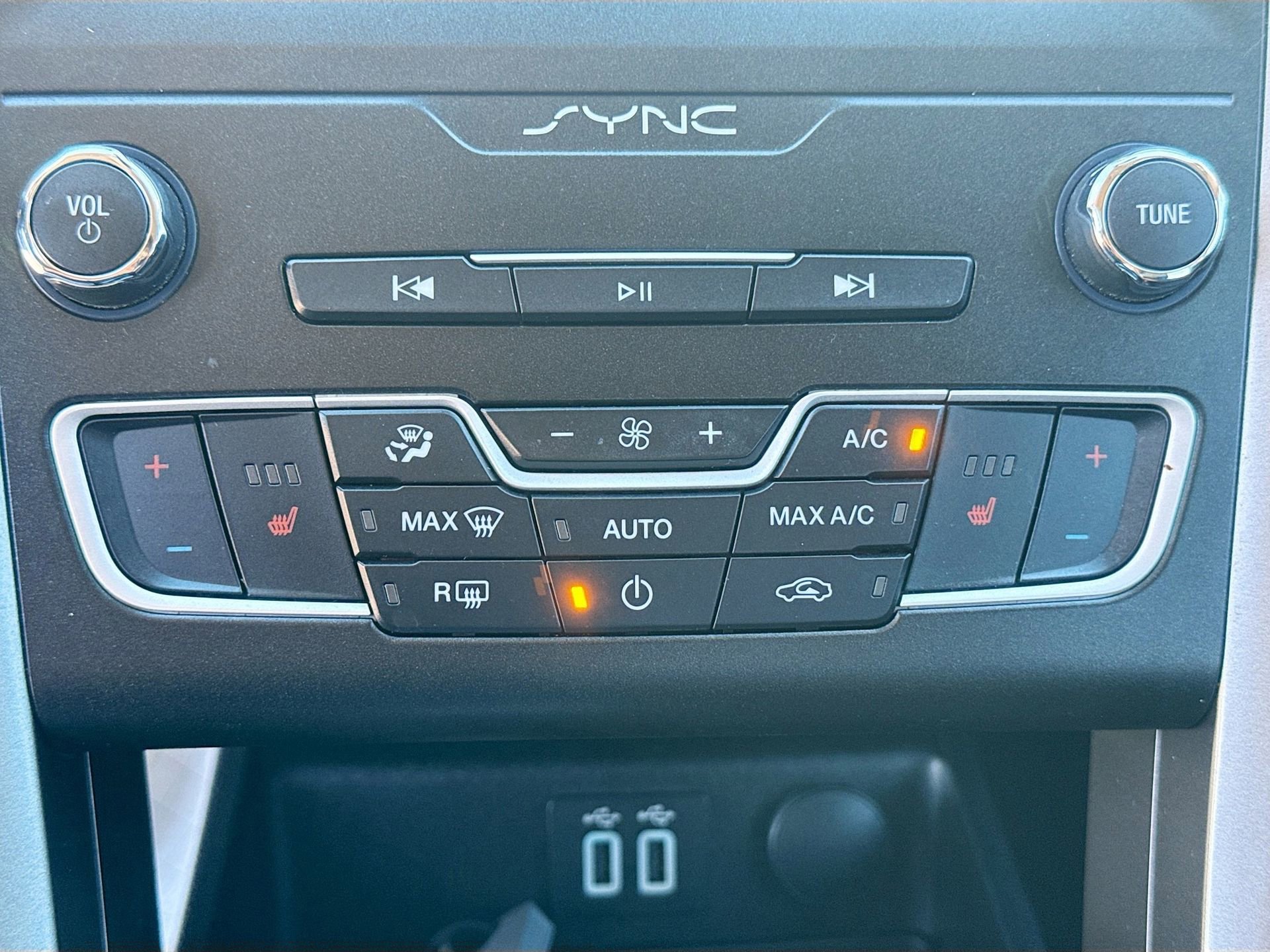 Used 2020 Ford Fusion SEL image 18