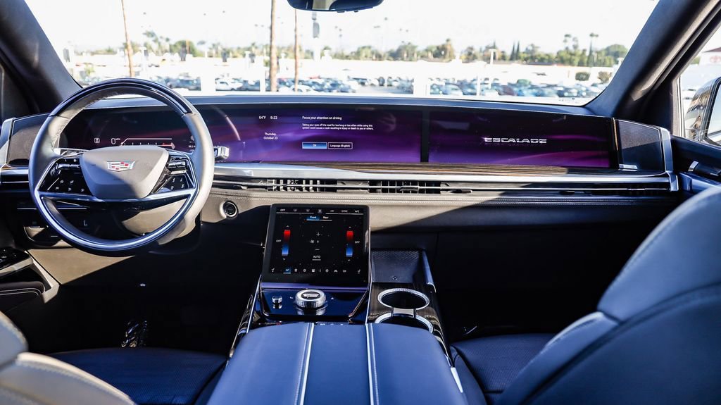 Used 2025 Cadillac Escalade Premium Luxury image 13