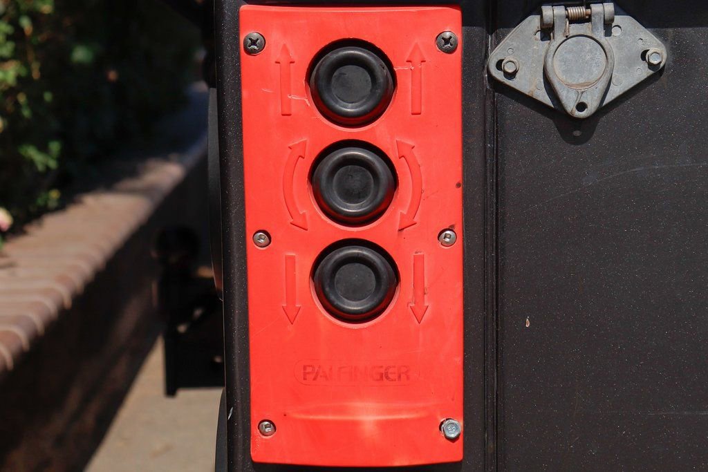 Used 2016 Ford F550 4x4 Crew Cab Super Duty w/ XLT Interior Package image 11