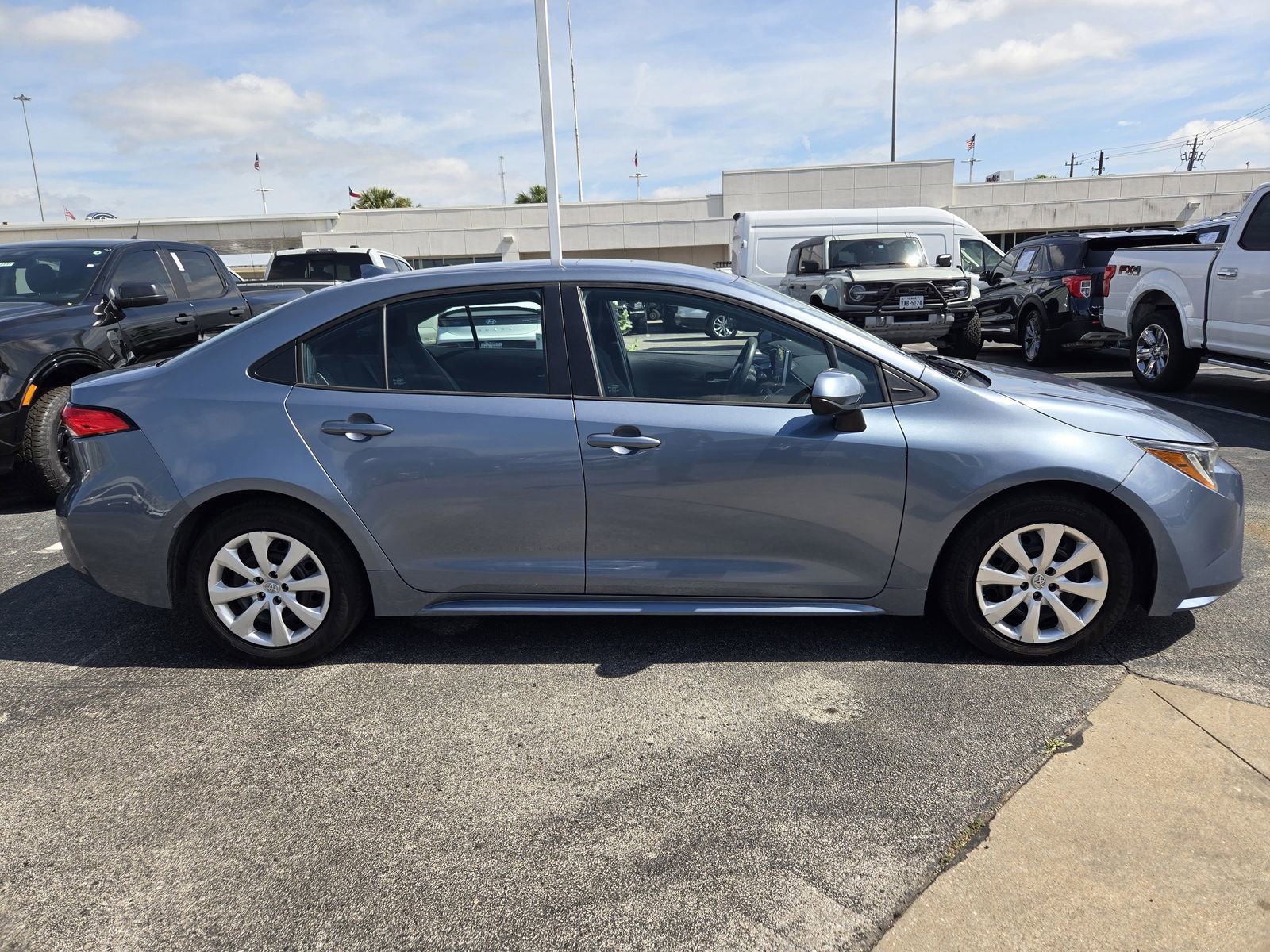 Used 2020 Toyota Corolla LE FWD image 4