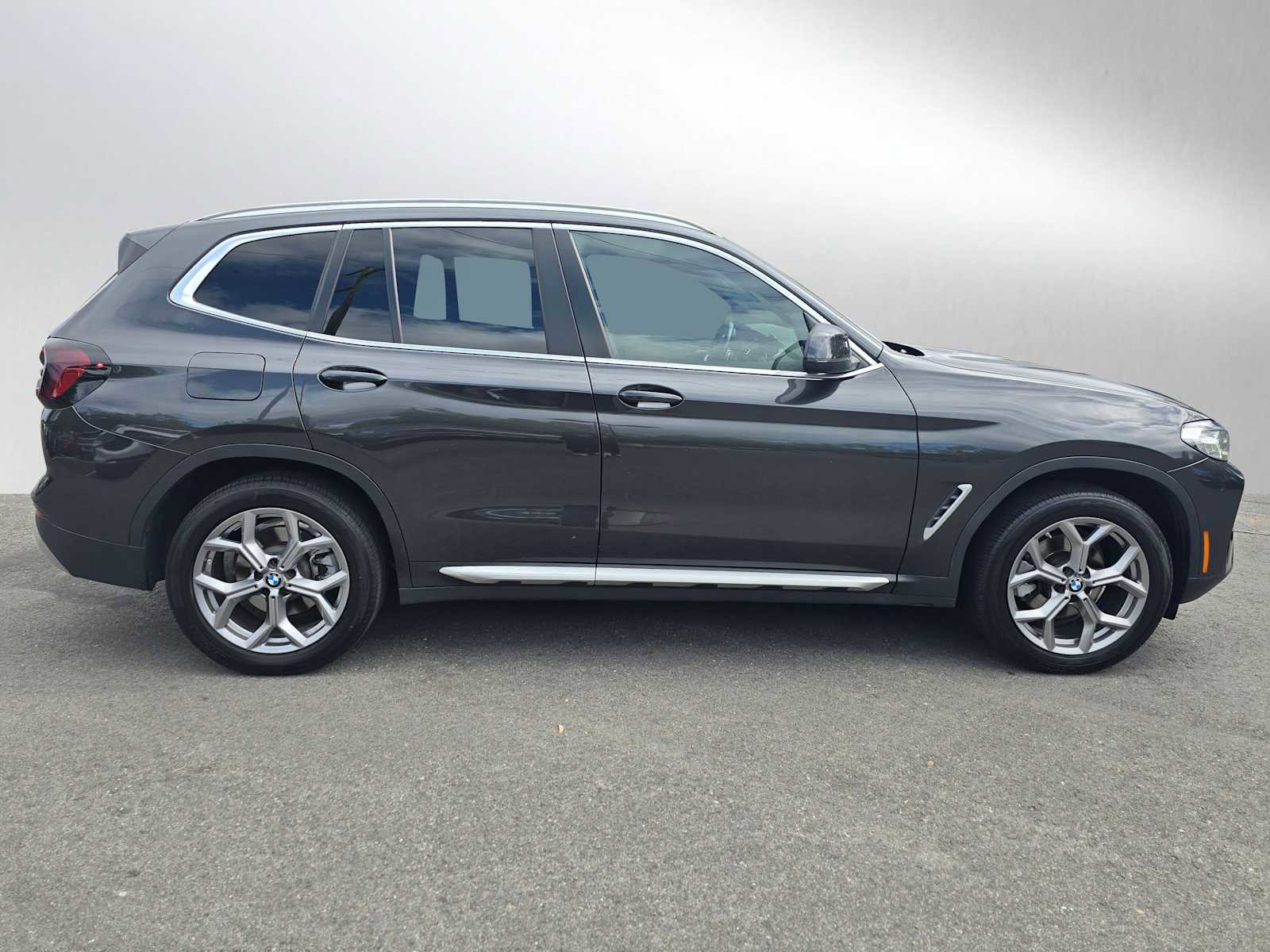 Used 2024 BMW X3 sDrive30i w/ Convenience Package RWD image 2