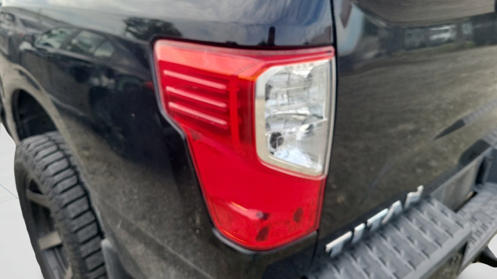 Used 2018 Nissan Titan SV w/ SV Convenience Package RWD image 12