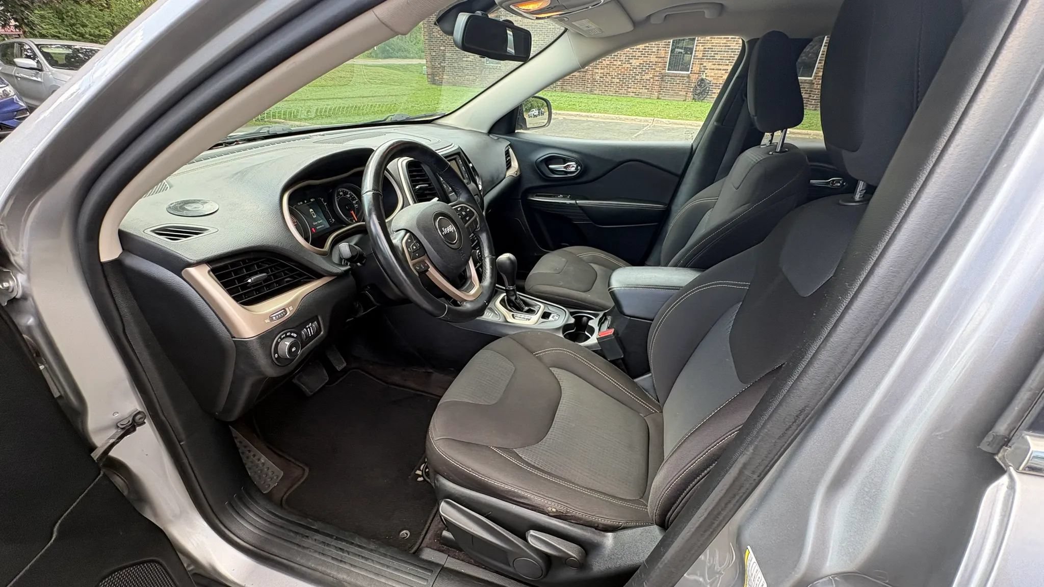 Used 2017 Jeep Cherokee Latitude AWD/4WD image 21