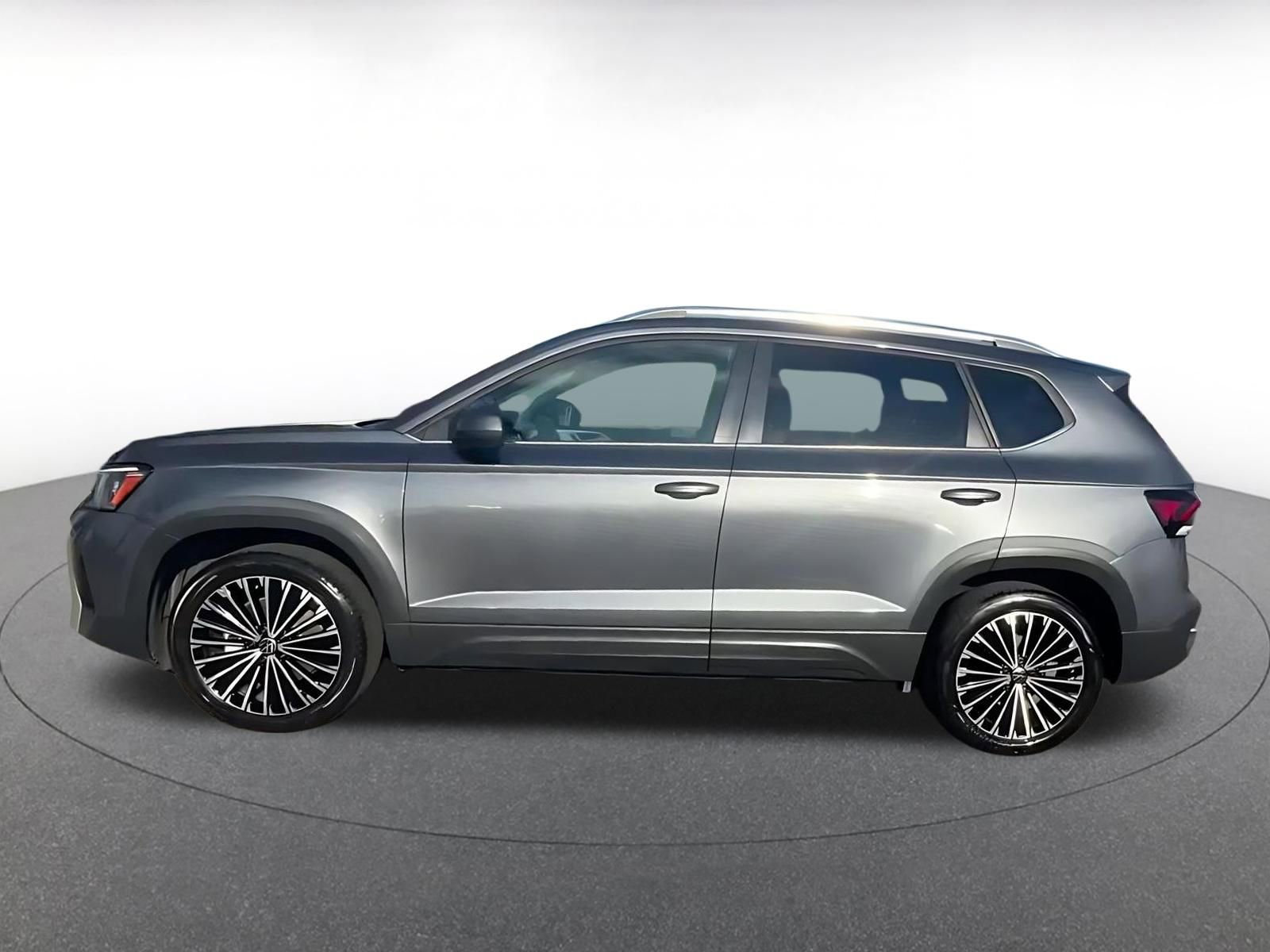 Used 2025 Volkswagen Taos SE image 8