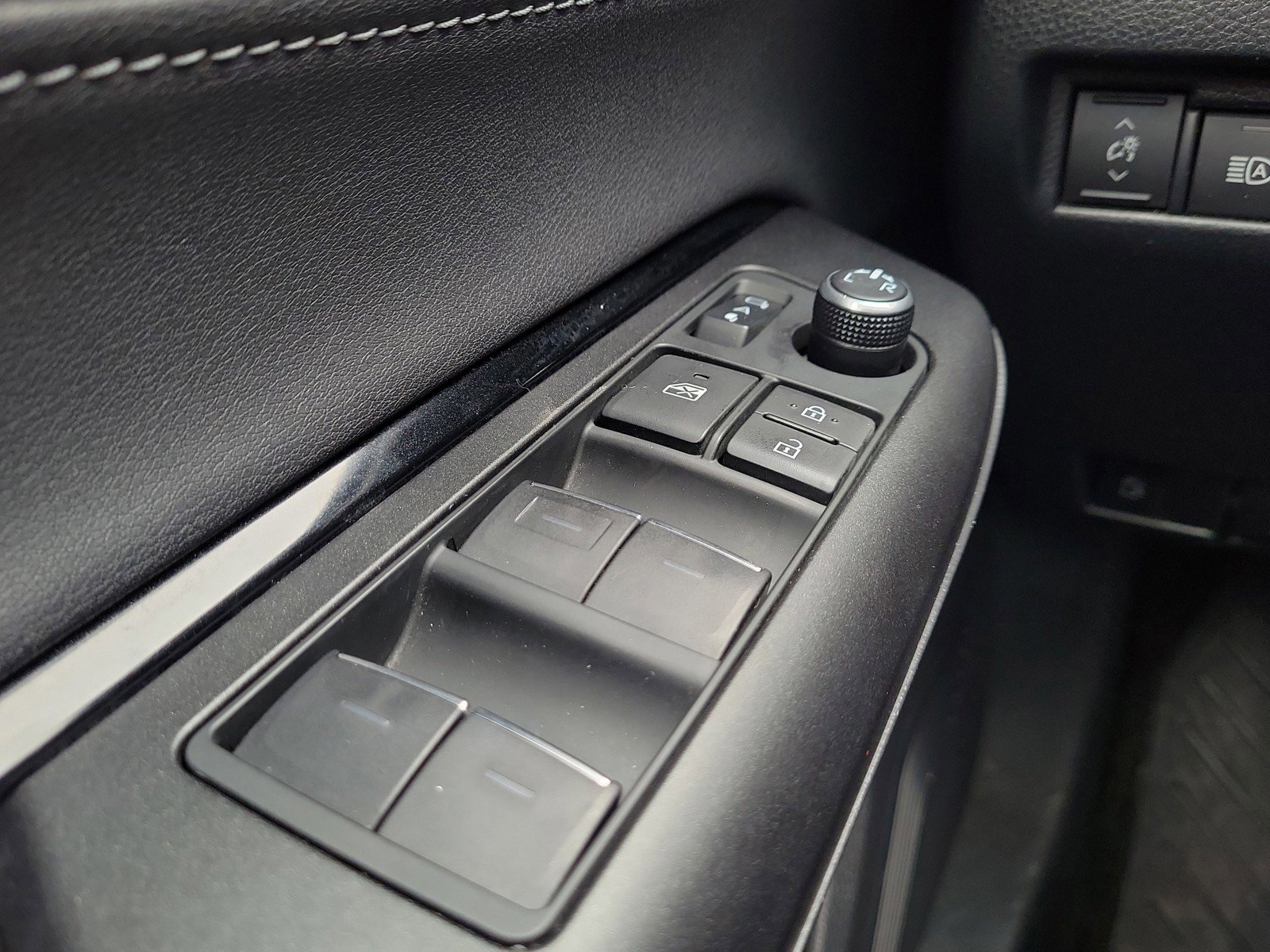 Used 2024 Toyota Venza LE AWD/4WD image 19