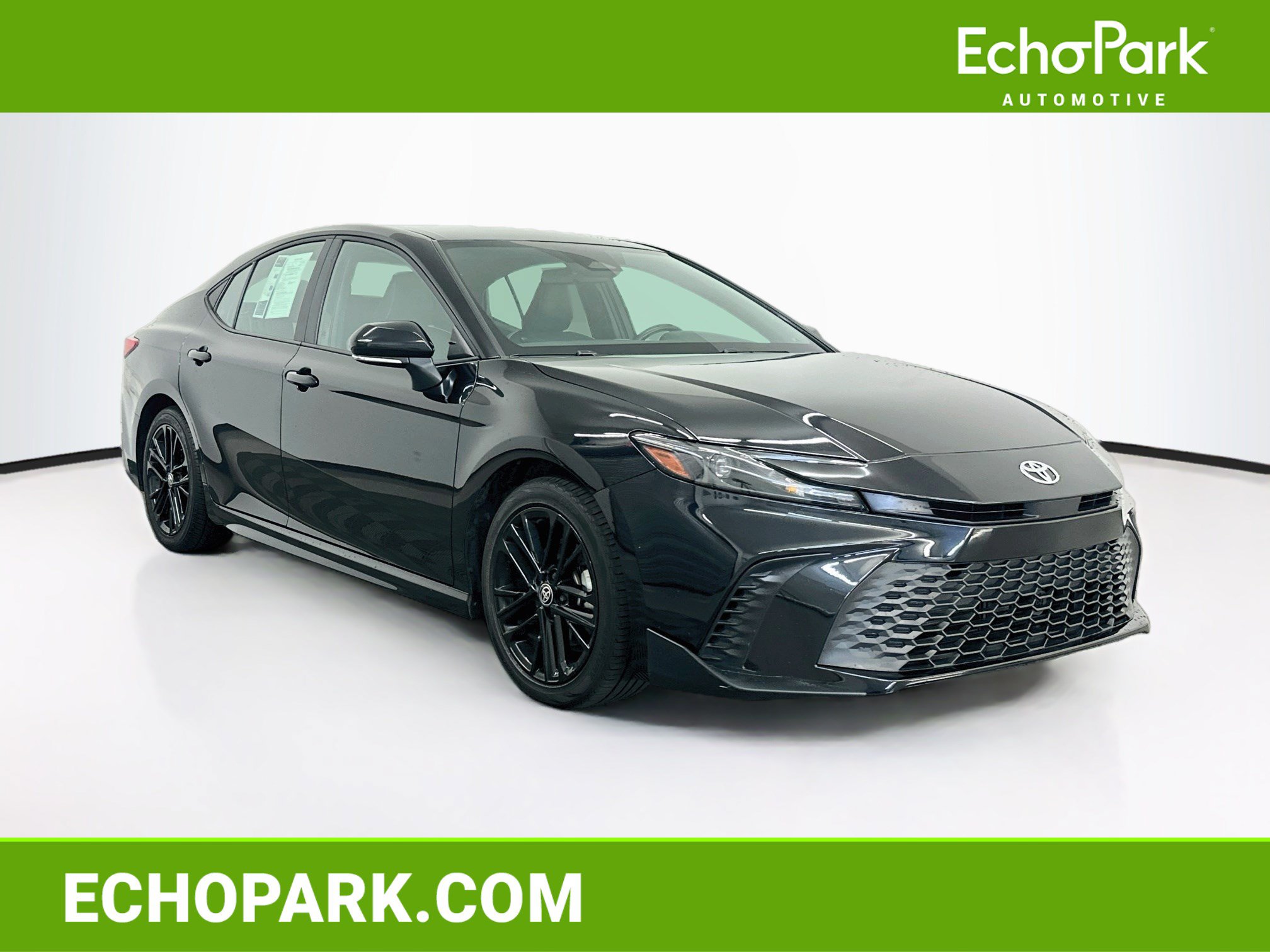 Used 2025 Toyota Camry SE FWD image 1
