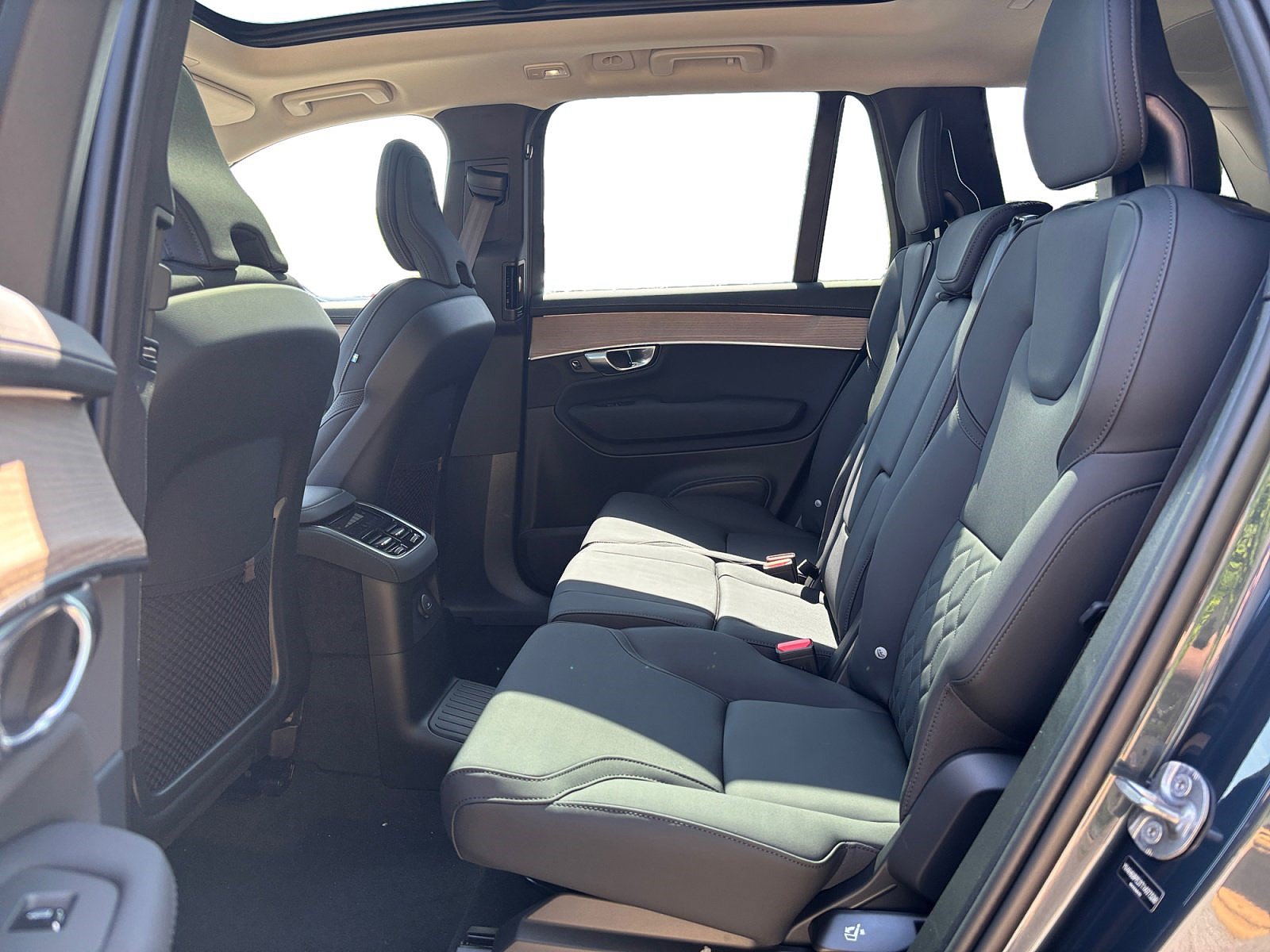 New 2026 Volvo XC90 T8 Plus w/ Protection Package Premier AWD/4WD image 13