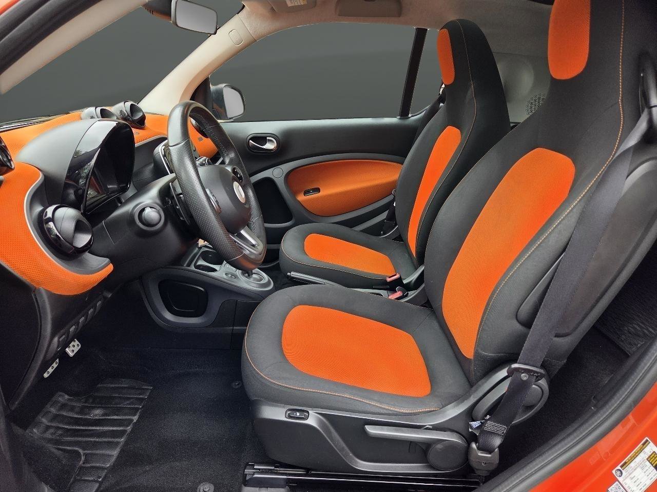 Used 2016 smart fortwo passion RWD image 9