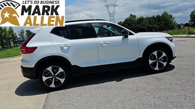 Used 2023 Volvo XC40 B4 Ultimate FWD image 9