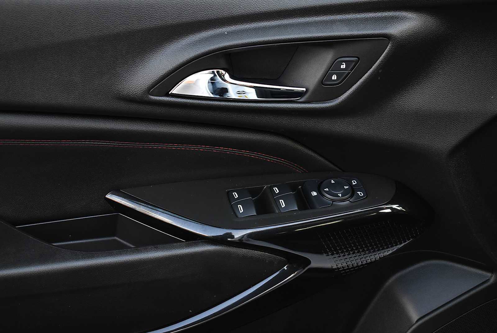 Used 2025 Chevrolet Trax RS w/ Sunroof Package image 26