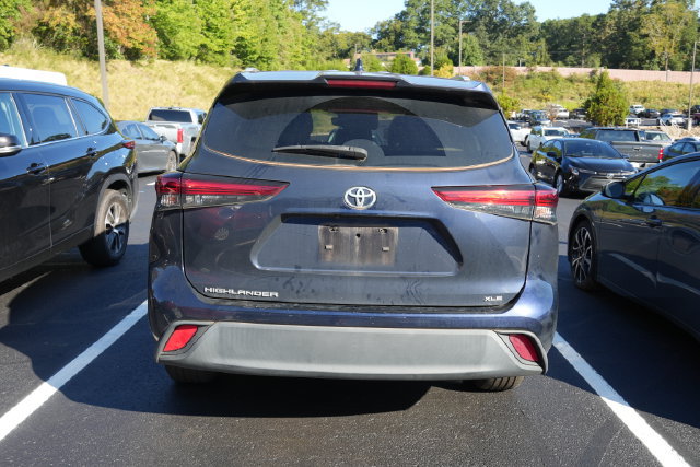 Used 2023 Toyota Highlander XLE FWD image 11