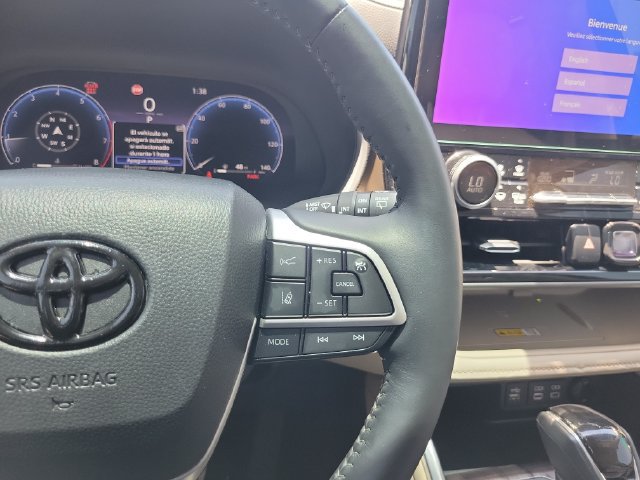 Used 2025 Toyota Highlander Limited FWD image 16