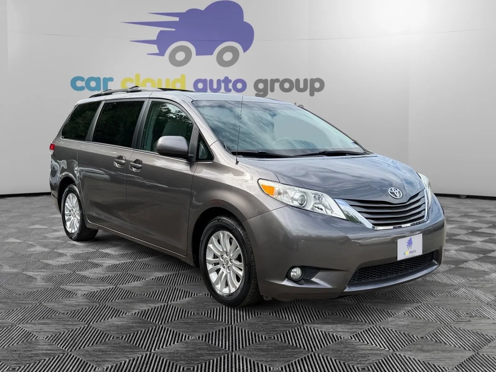 Used 2012 Toyota Sienna XLE w/ Entertainment Pkg FWD image 8