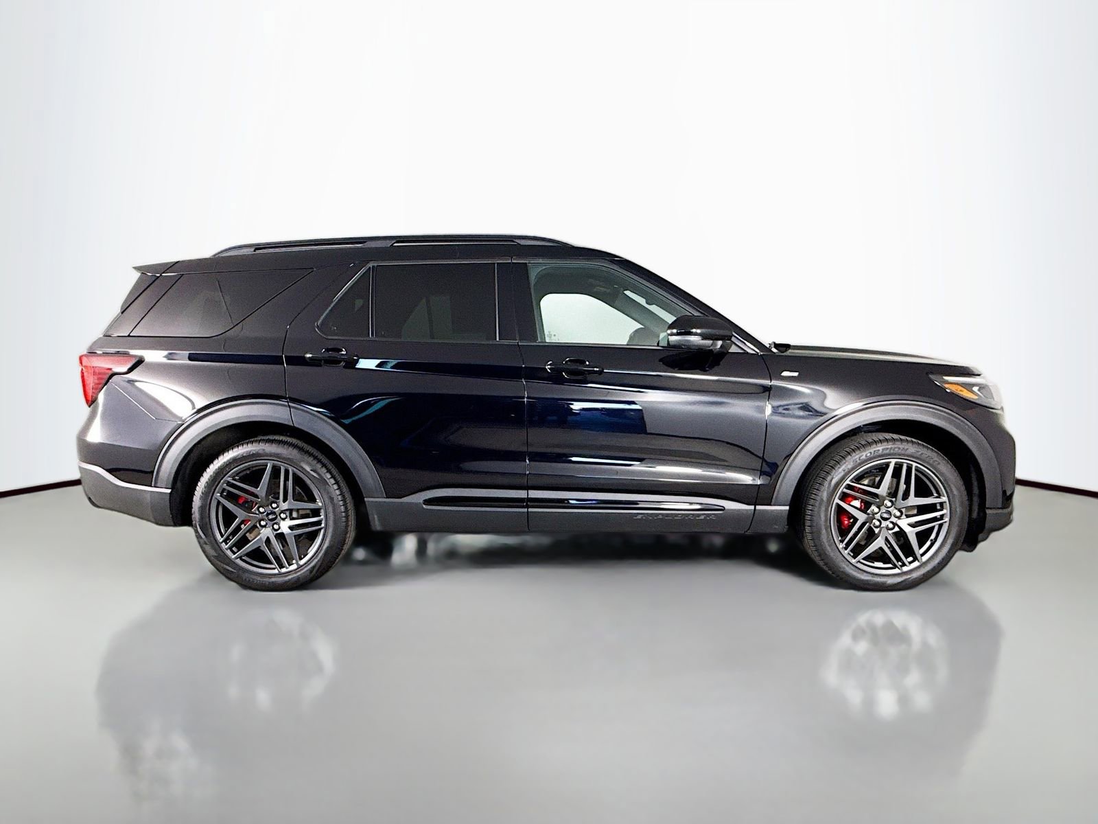 Used 2025 Ford Explorer ST-Line w/ Premium Package image 8