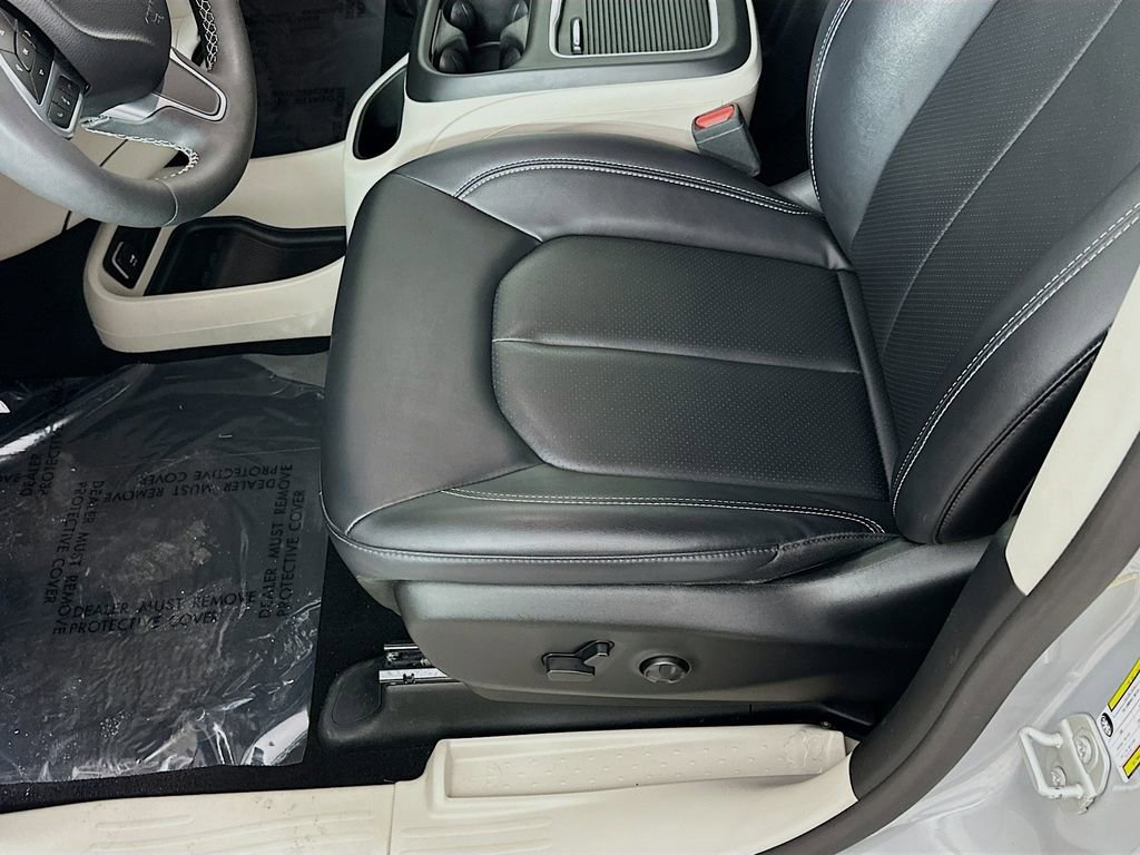 Certified 2024 Chrysler Pacifica Touring-L image 29