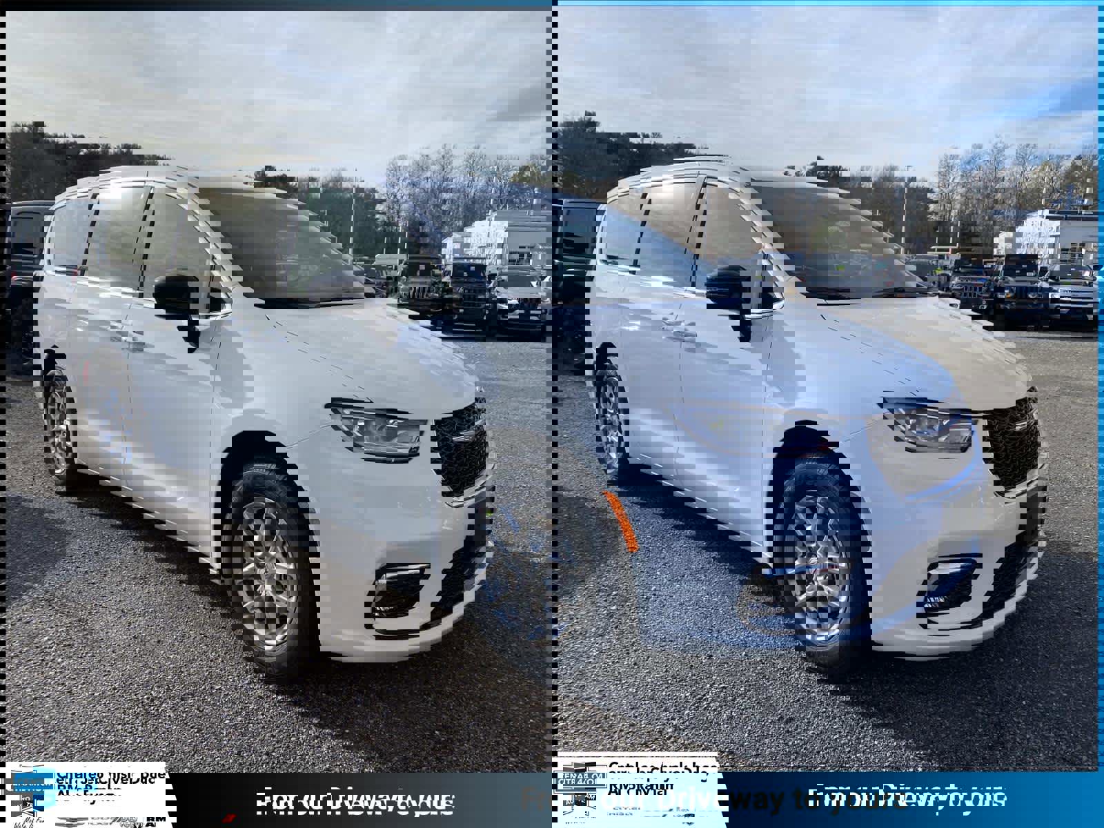 New 2026 Chrysler Pacifica Select image 1