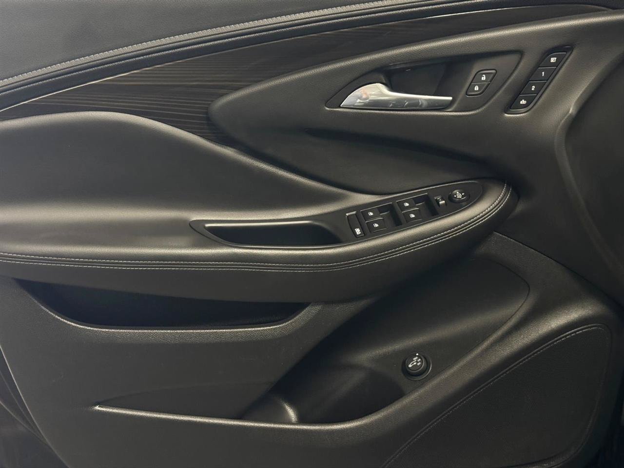 Used 2020 Buick Envision Essence AWD/4WD image 17